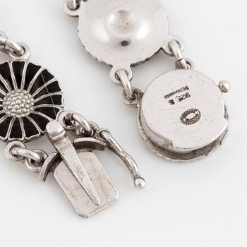 SMYCKESGARNITYR, 4 delar, Georg Jensen, 'Daisy,' sterlingsilver och svart emalj.