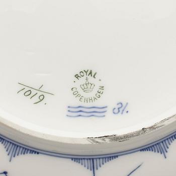 SERVISDELAR, ca 90 delar, porslin, "Musselmalet", Royal Copenhagen.