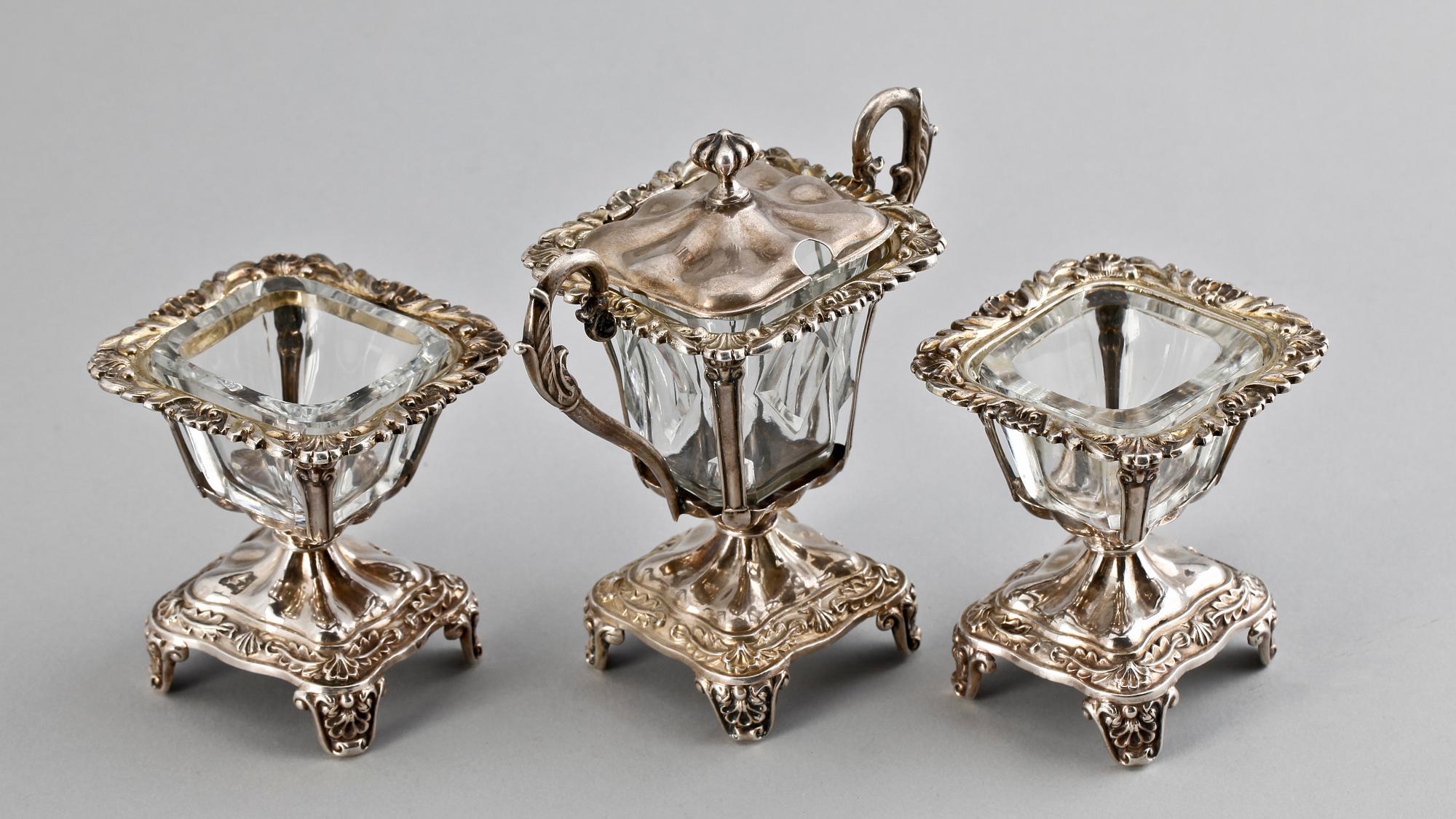 SALTKAR, ett par samt SENAPSKANNA, silver, glas, nyrokoko, Frankrike, 1800-tal.