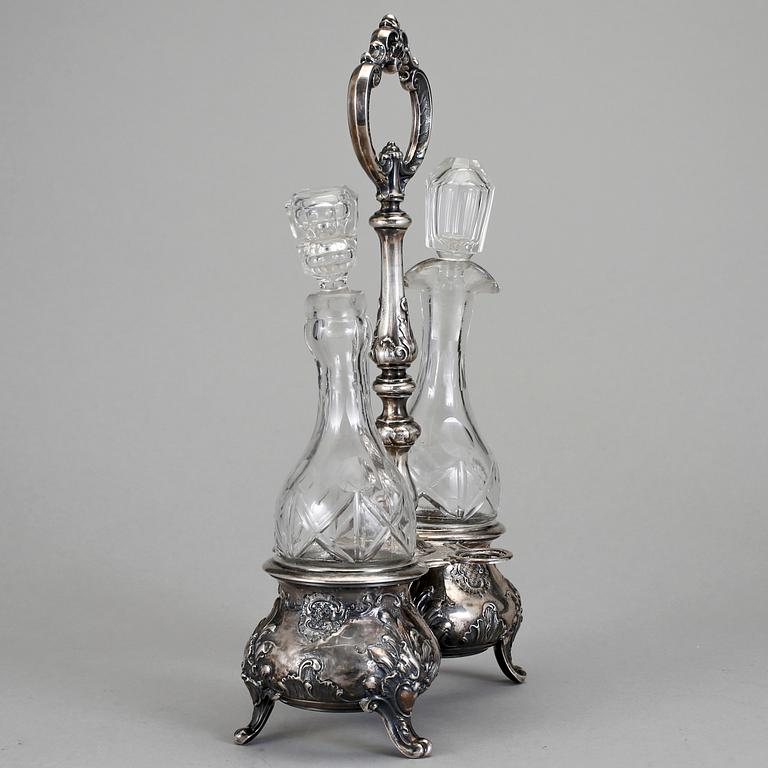 BORDSSURTOUT, silver och glas, troligen Österrike-Ungern,  1800-tals slut. Vikt ca 244,6 g.