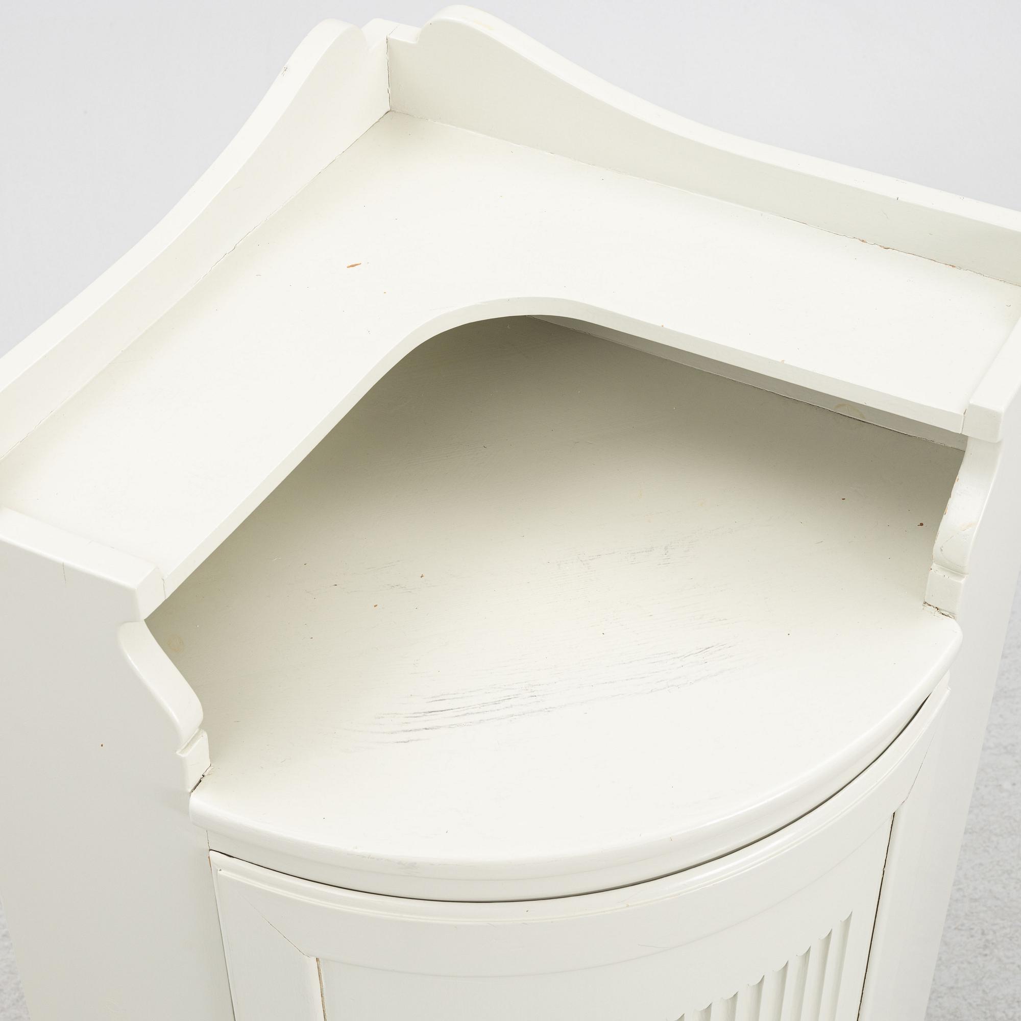 Hörnskåp, 1900-talets mitt.