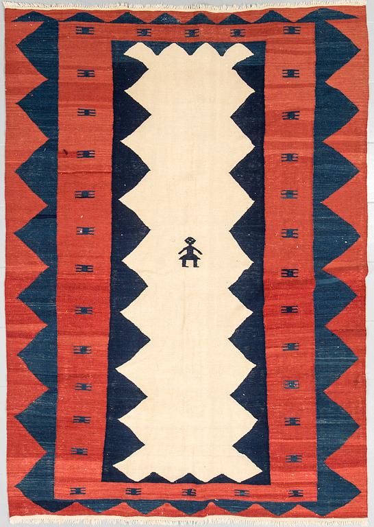 A KILIM RUG, 257 x 180 cm.