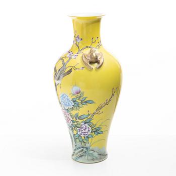 A Chinese porcelain vase, later part of the 20th century.