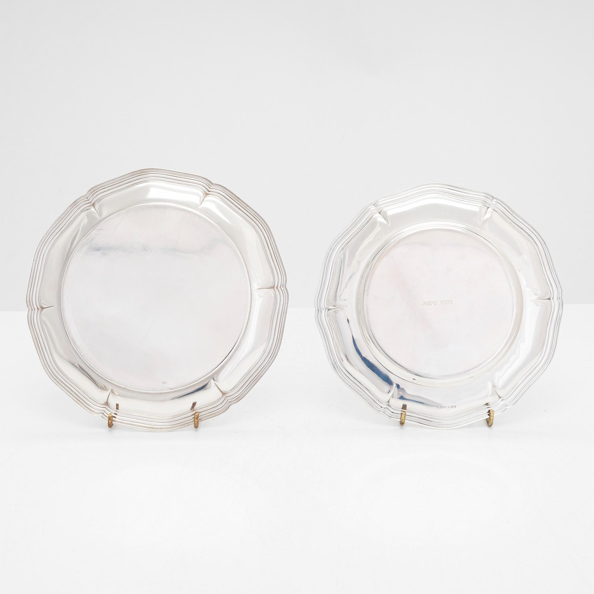 Uppläggningsfat, 4 st, och skålar, 2 st, silver, svenska, danska och finska stämplar 1918-1948, samt försilvrad coaster.