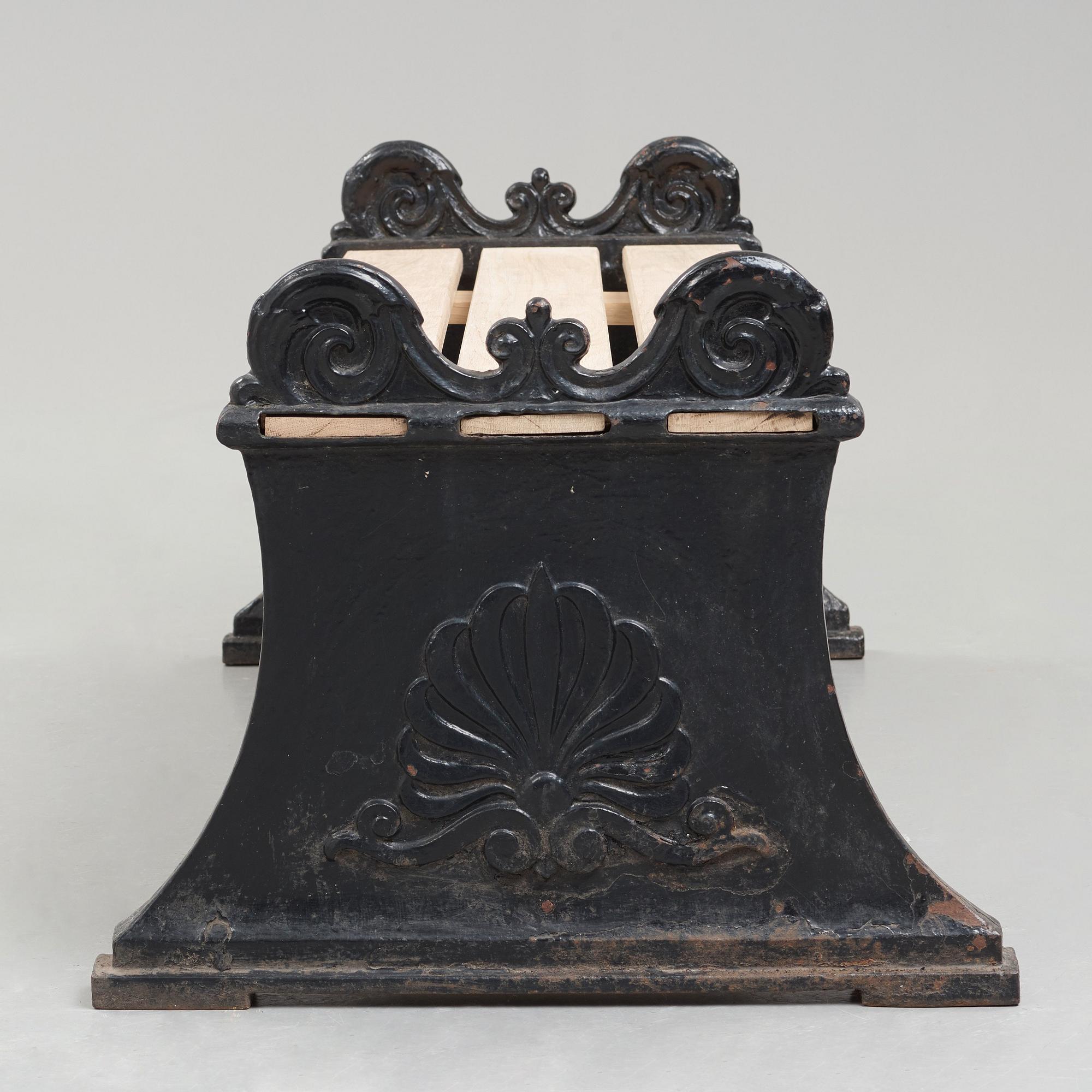 Folke Bensow, A Swedish Grace cast iron bench "Parkbänk Nr 1", Näfveqvarns Bruk.