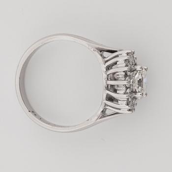 RING, med briljantslipad diamant ca 1.50 ct, omgärdad av mindre briljantslipade diamanter.
