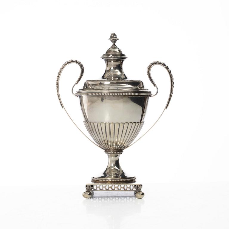 Guldsmedsaktiebolaget (GAB), A Swedish silver Gustavian style parcel gilt sugar bowl with lid, mark of GAB, Stockholm 1912.
