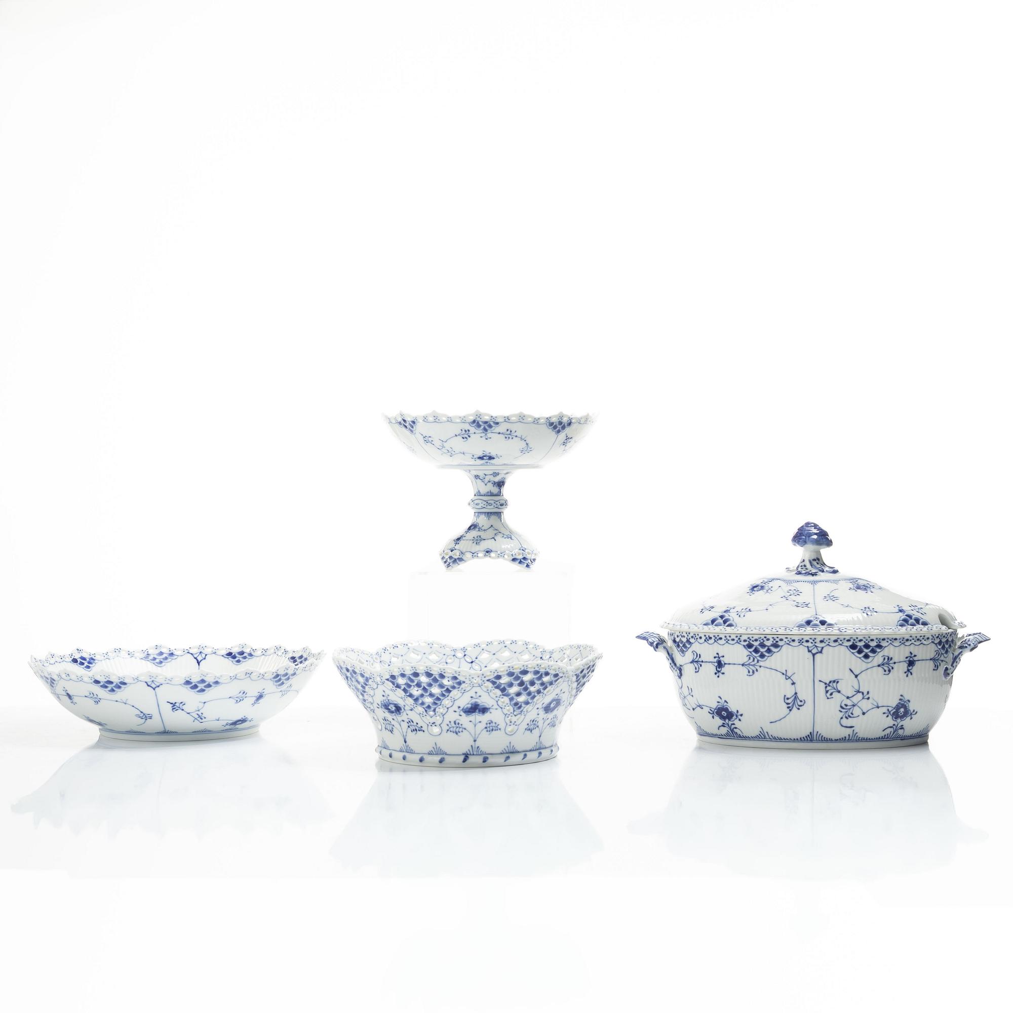 Royal Copenhagen, Serveringsskålar, tre stycken samt terrin, porslin, "Musselmalet helblond" (Blue fluted full lace), 1968-73.