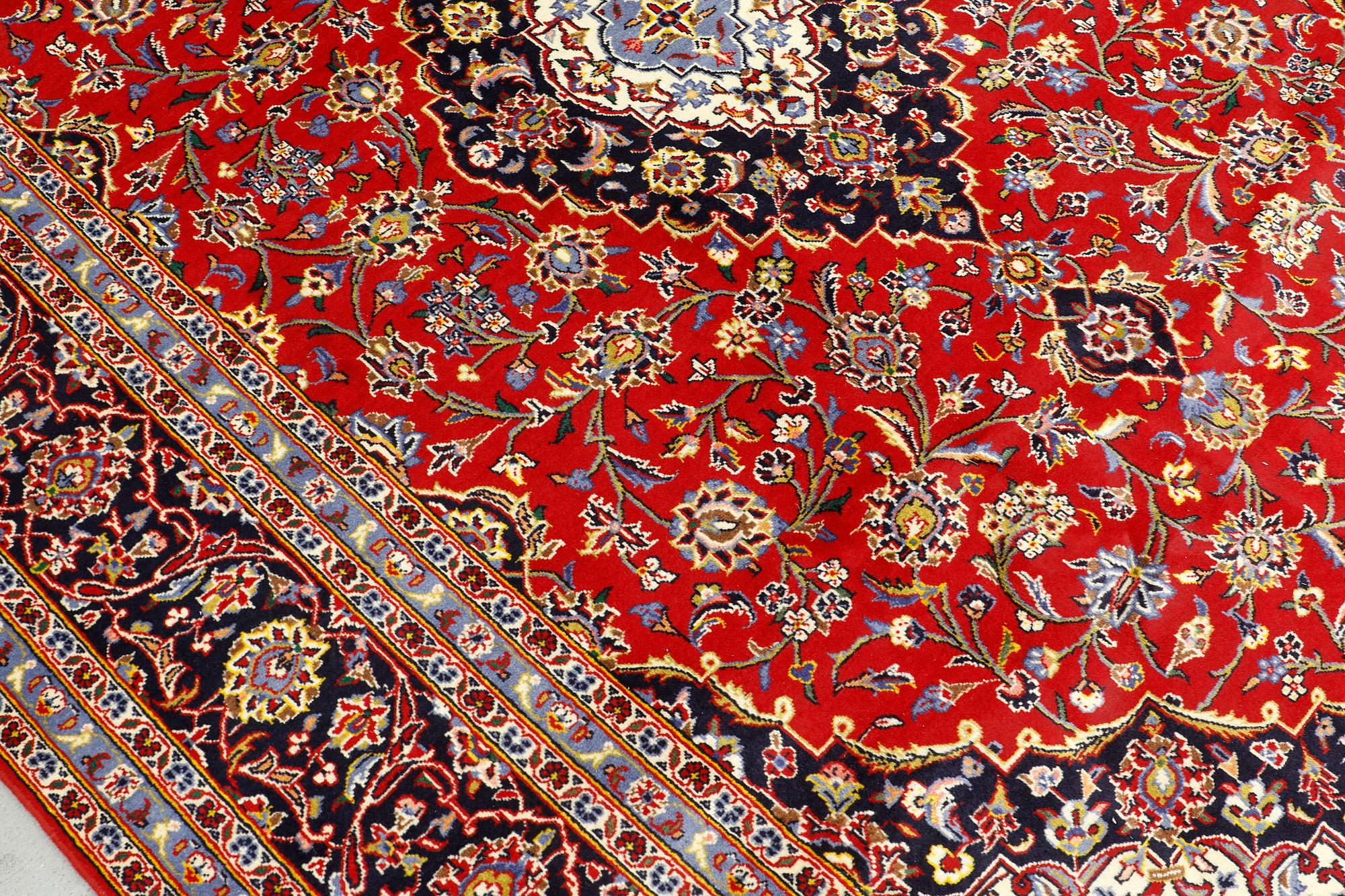 A carpet, Kashan, ca 305 x 205 cm.