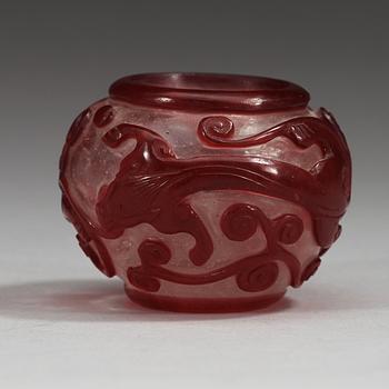 A Peking glass brush washer, late Qing dynasty.