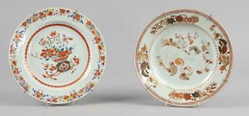 TALLRIKAR, 2 st, porslin, Kina, 1700-tal.