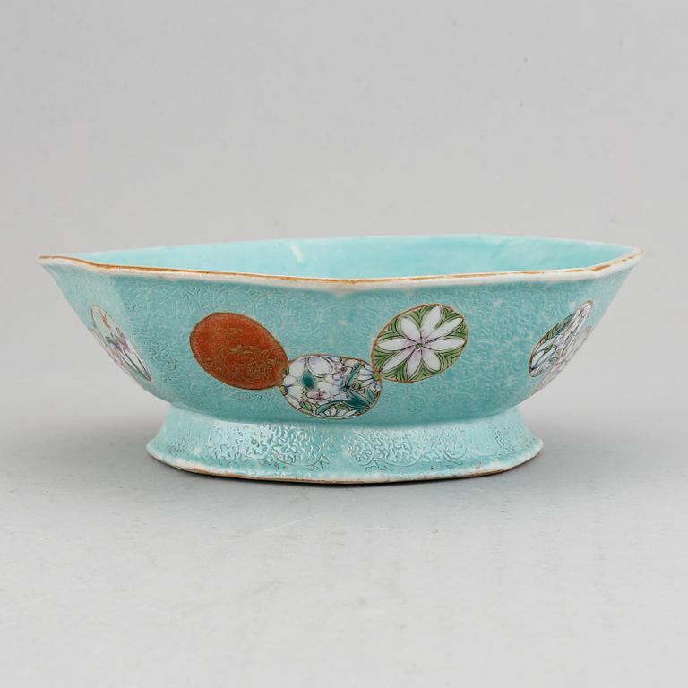 A famille rose and turquoise ground footed dish, Qing dynasty, late 19th century.