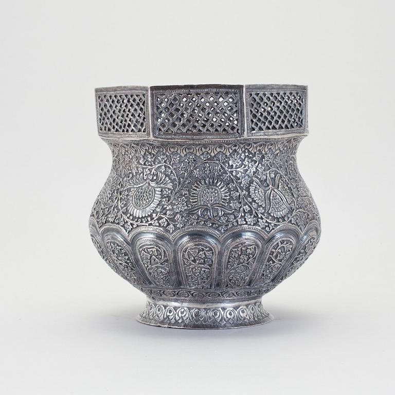 SKÅL / YTTERFODER, silver, Indien, 1900-tal. Vikt 880 g.