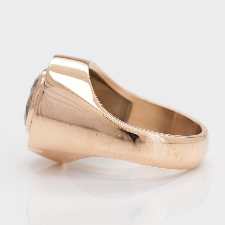 Ring, 14K guld, med briljantslipade diamanter totalt ca 4.80 ct. Jarkko Perälä, Vasa. Med SJL- intyg.