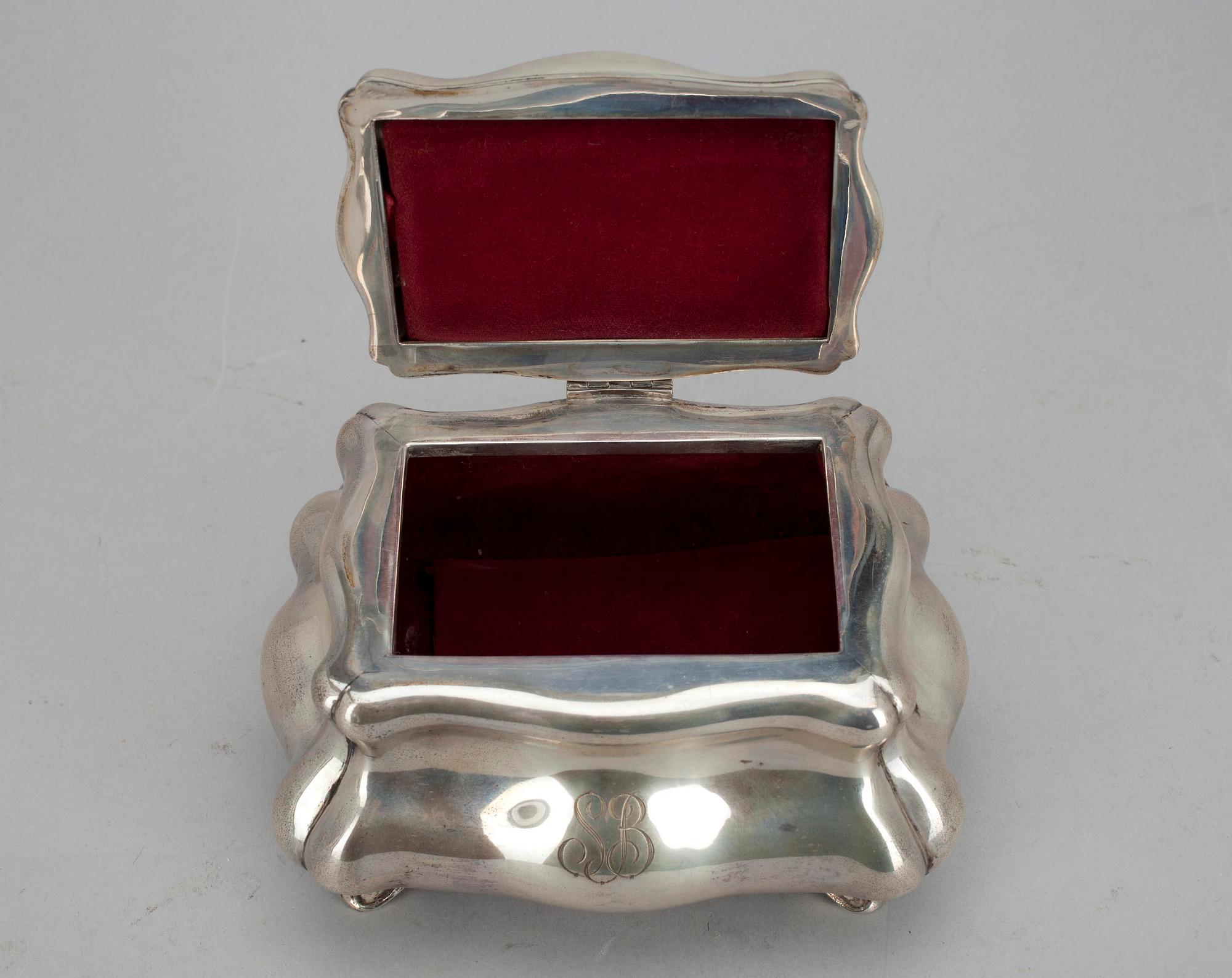 SMYCKESSKRIN, silver, nyrokoko, importstämplad Grün Huge & Co, Helsingfors 1952. Tot. vikt ca 455 g.