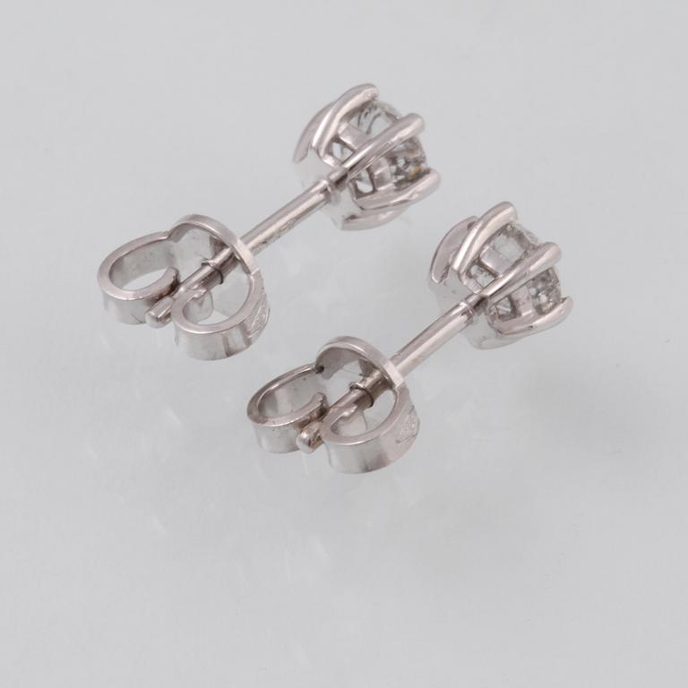 ÖRHÄNGEN, 18K vitguld med briljantslipade diamanter ca 0.90 ct. Vikt 1,7 gram.