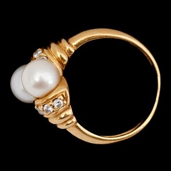 RING, 18 k guld med 2 odlade pärlor samt 10 små briljanter.
