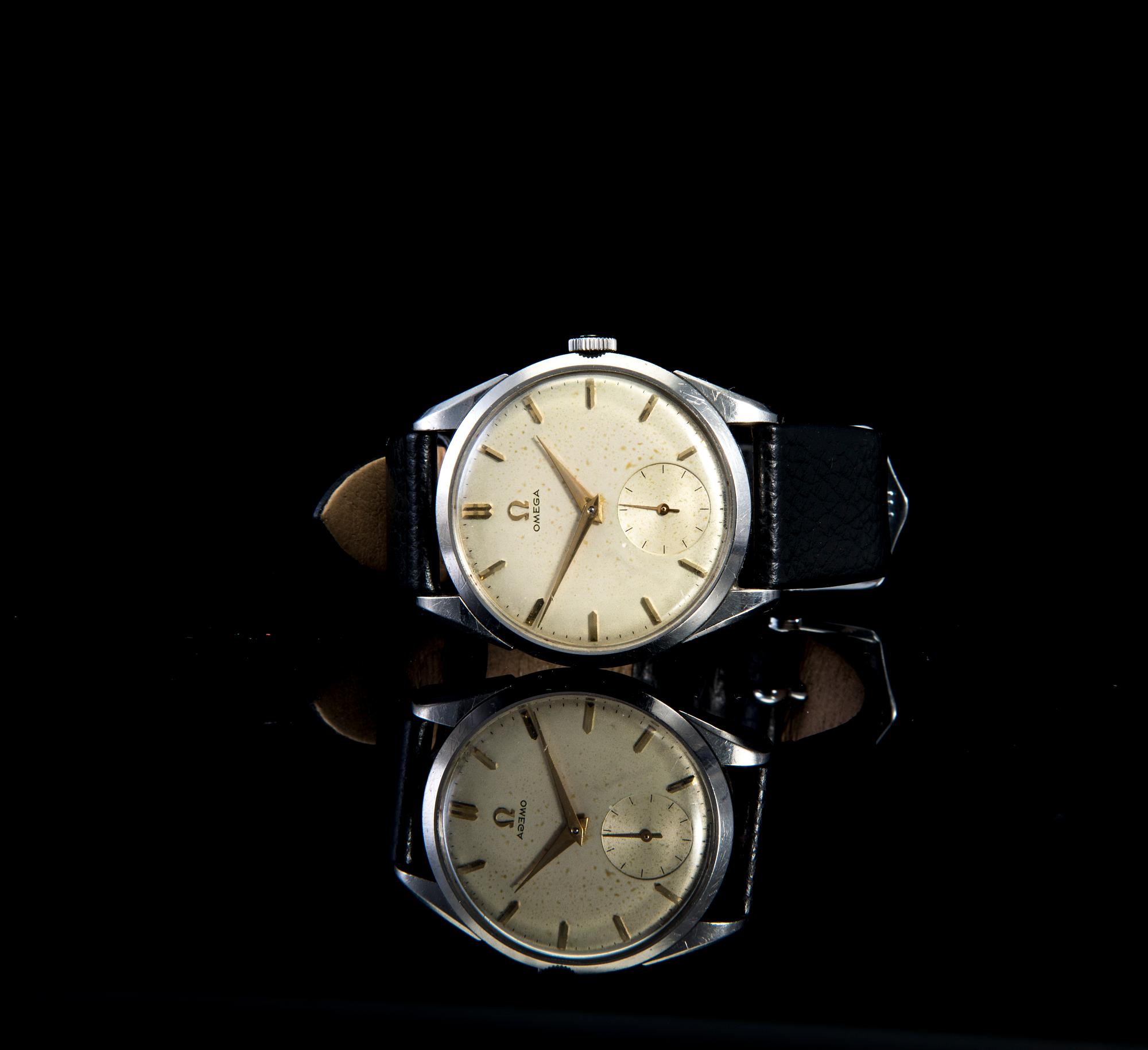 ARMBANDSUR, Omega, svart Hirsch läderarmband. 1950-60-tal.