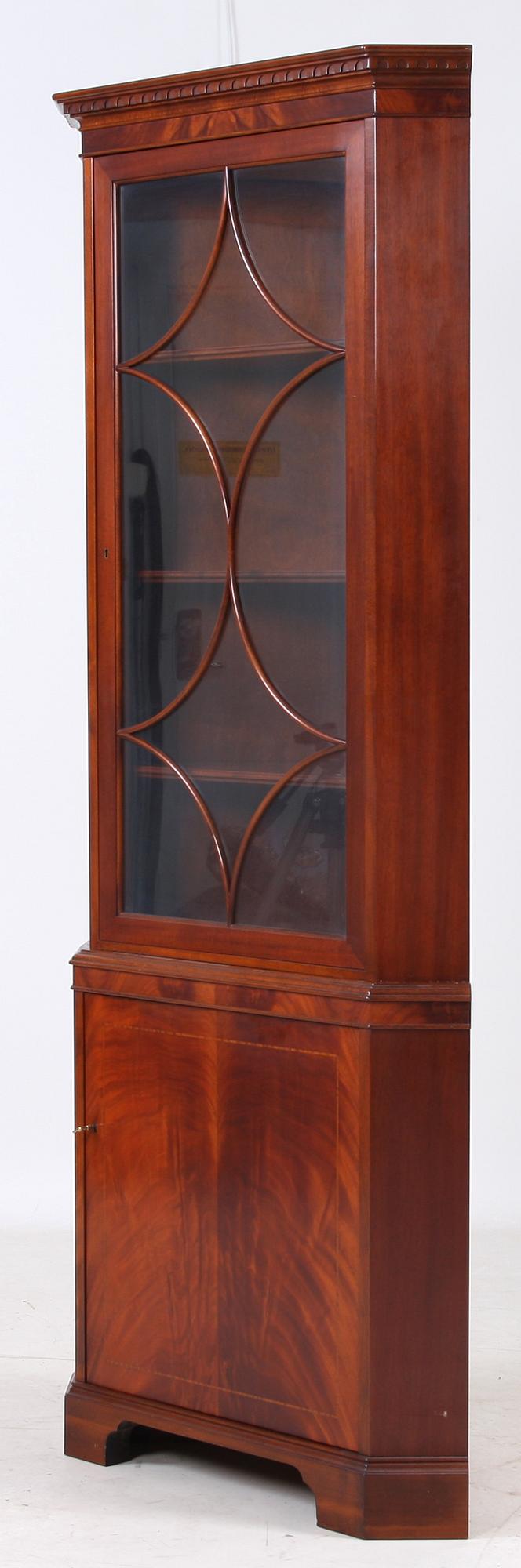 HÖRNSKÅP, engelsk stil, 1900-tal.