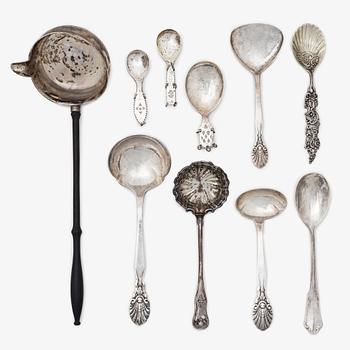 Serveringsbestick och skrammelskedar, 10 st, silver, 1800-1900-tal.