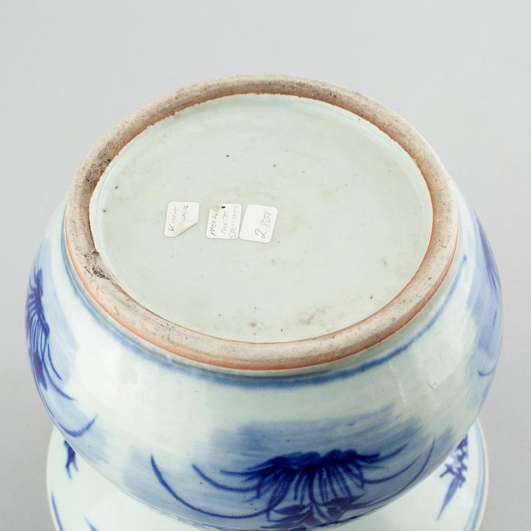 A blue and white spittoon, late Qing dynasty, 19th century.