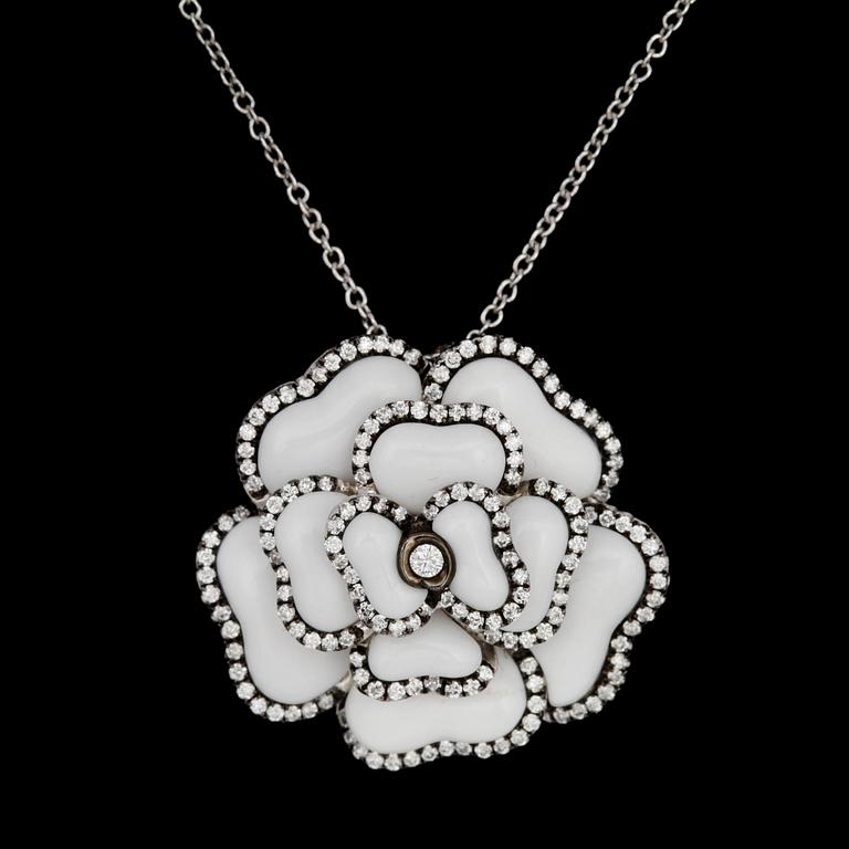 A white agate and brilliant cut diamond pendant, tot. 0.90 cts.