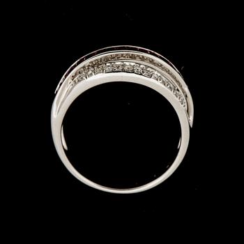 RING, 14 k vitguld med briljantslipade diamanter ca 0,13 ct samt fasettslipade rubiner. Vikt ca 3 g.