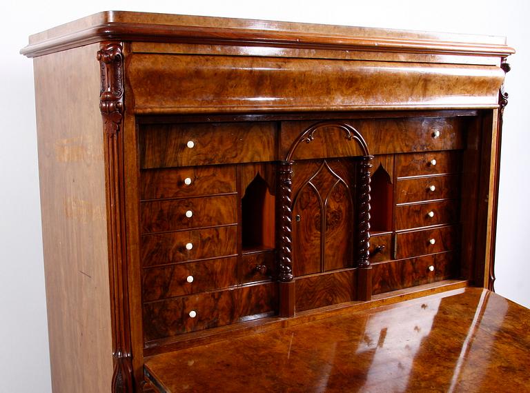 CHIFFONJE. Nyrenässans, 1800-talets senare hälft.