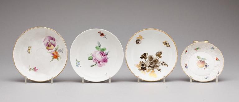 PARTI KOPPAR MED FAT 23 st SAMT BRICKA, porslin, bla Berlin och Meissen, 1800-1900-tal.