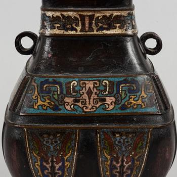 Urna, brons och cloisonné. Kina, omkring 1900 med inskription i botten.