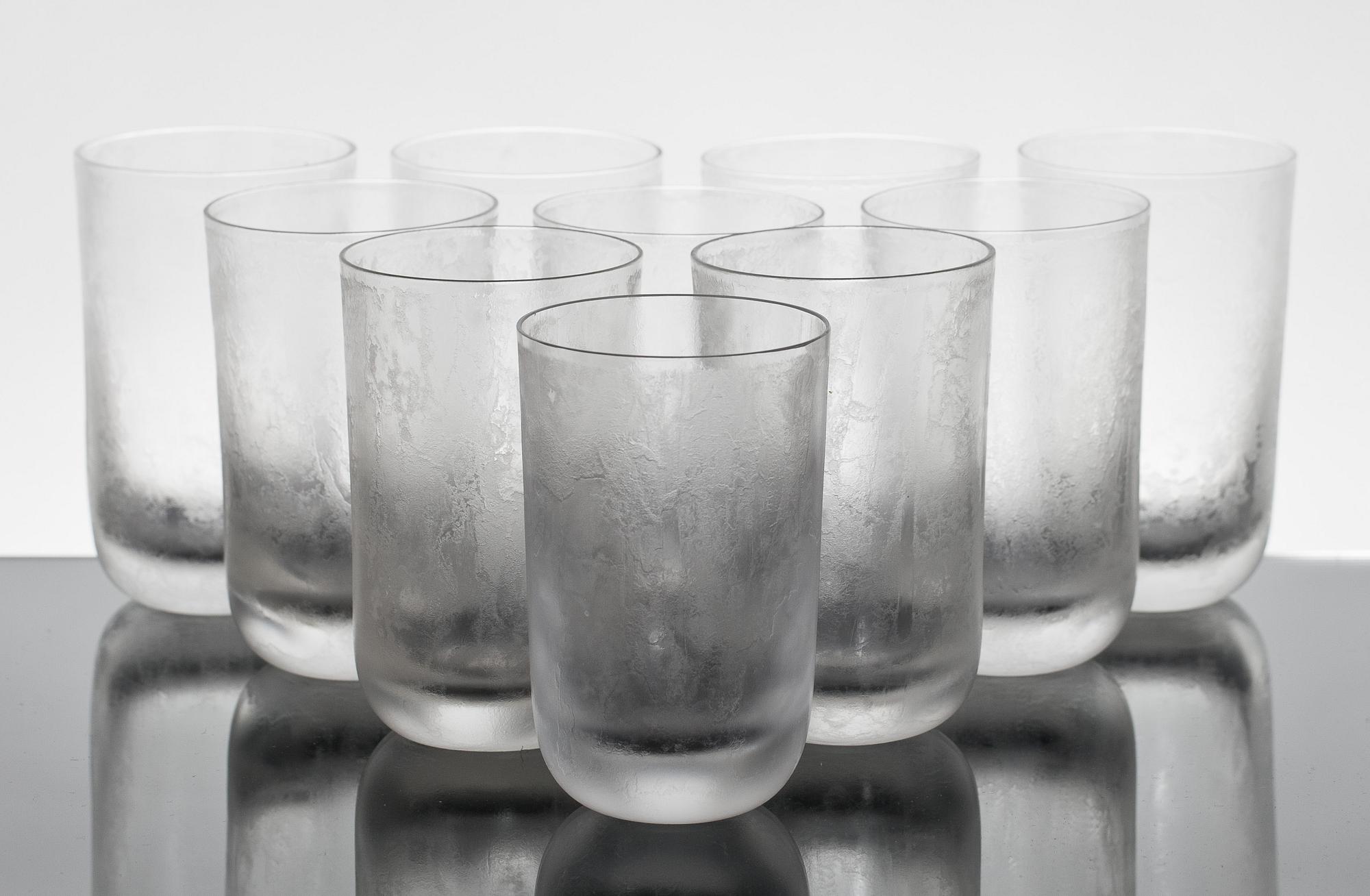 GROGGGLAS, 10 st samt PUNSCHBÄGARE, 10 st, glas, Vicke Lindstrand, "Iced", 1930-tal.