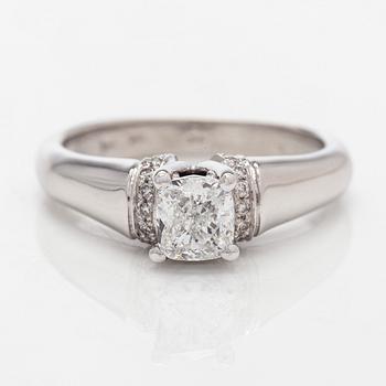 Ring, 14K vitguld med kuddslipad modifierad diamant.