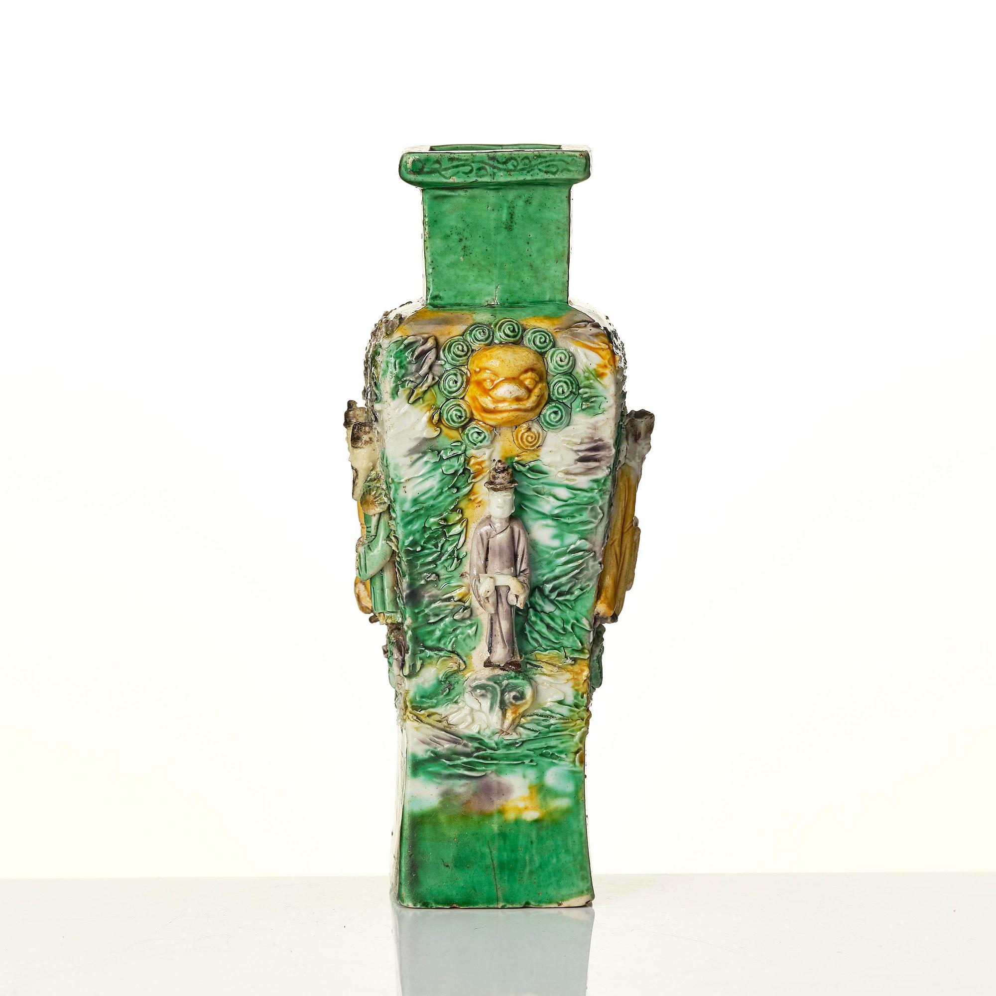 A rare bisquit famille verte vase, Qing dynasty, Kangxi (1662-1722).