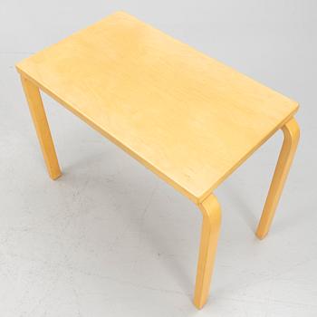 Alvar Aalto, a three-piece nesting table, modell 88, Artek, Finland, late 20th century.