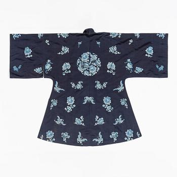 A Chinese silk robe, early 20th century.