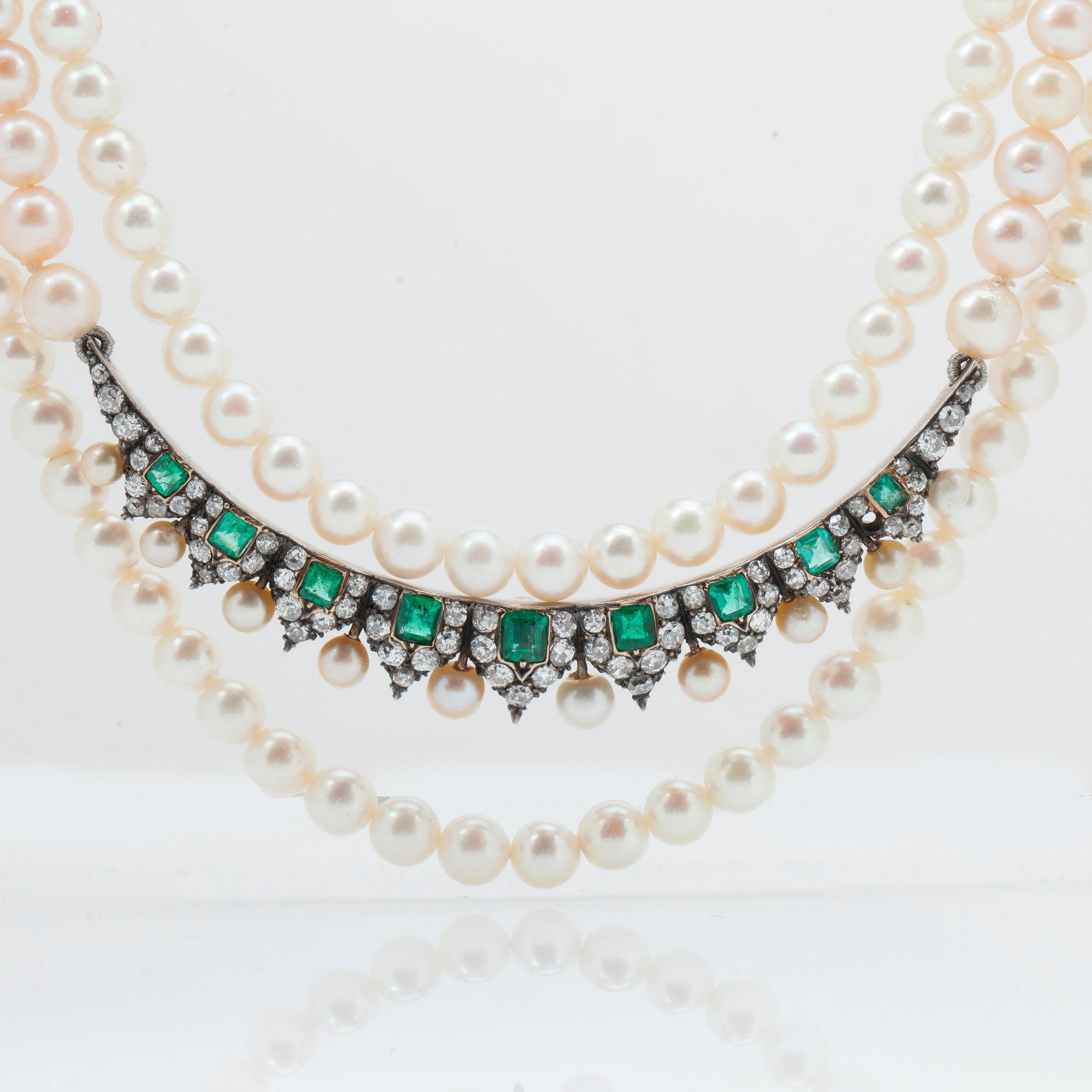 COLLIER/BROSCH med tre rader odlade pärlor, smaragder samt briljantslipade diamanter.