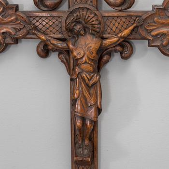 A 19TH CENTURY OAK CRUCIFIX.