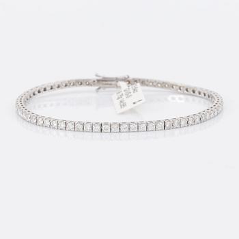 Brilliant cut diamond tennis braclet.