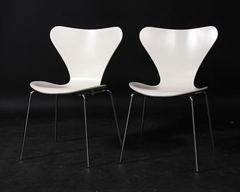 STOLAR, ett par, "Sjuan", Arne Jacobsen för Fritz Hansen, 2001.