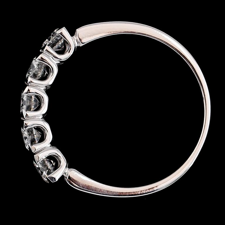 RING, 18k vitguld, 5 briljantslipade diamanter tot ca 0.94 ct.