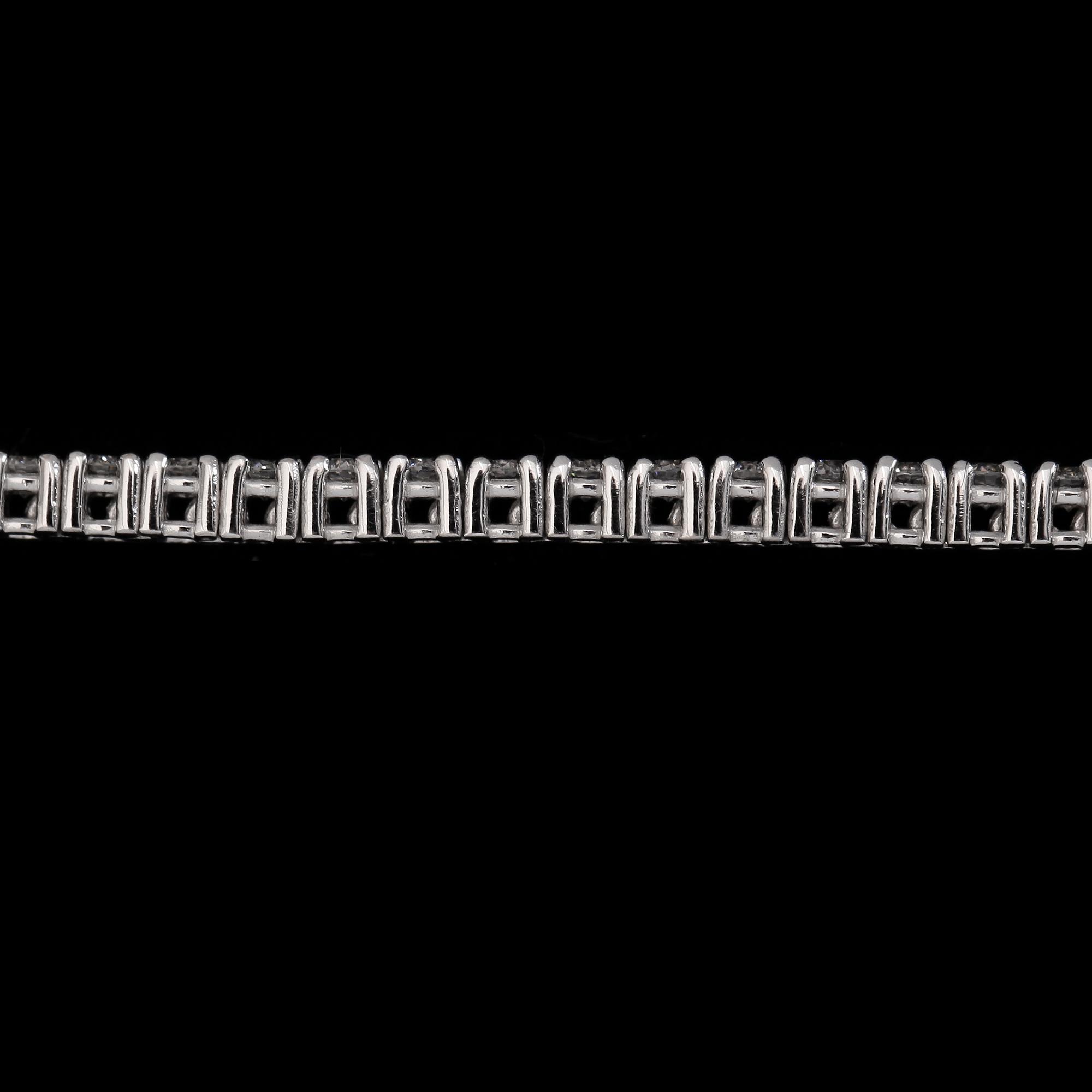 ARMBAND, 18K vitguld, 82 briljantslipade diamanter tot ca 2.20 ct.