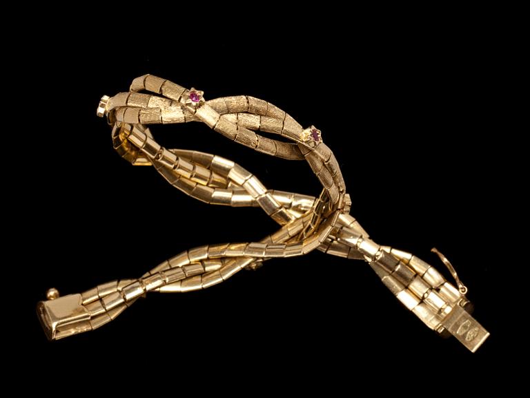 ARMBAND, 18k guld med små rubiner. Vikt ca 22 g.
