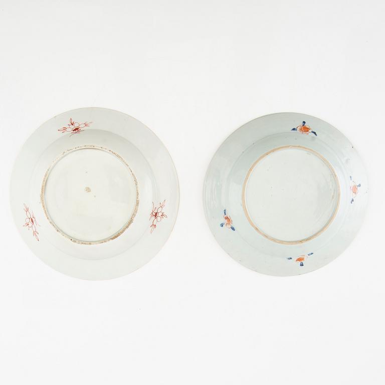 Plates, 2 pcs, Kangxi (1662-1722) and Yongzheng (1723-35) porcelain.