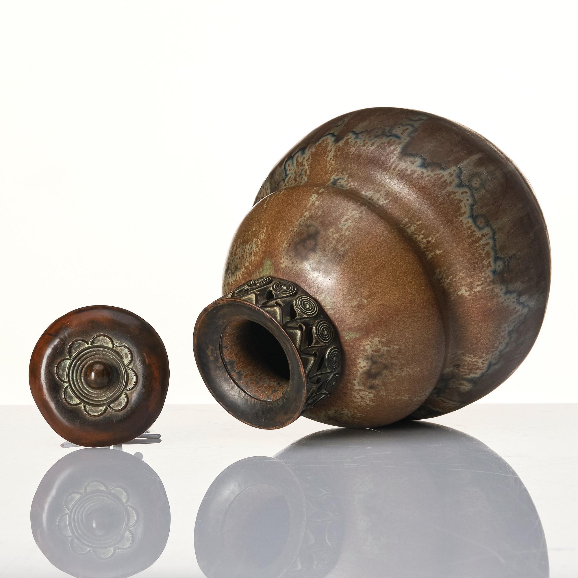 Patrick Nordström, tillskriven, urna med lock och mynning av patinerad brons, Royal Copenhagen, Danmark ca 1900.