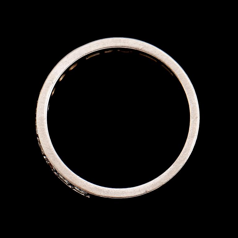 RING, 18 k vitguld, 1970 med 9 briljantslipade diamanter, 0.40 ct enligt gravyr. Total vikt ca 4 gram.