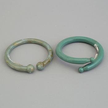 a set of eight plastic and bakelit bracelets, 20th century.