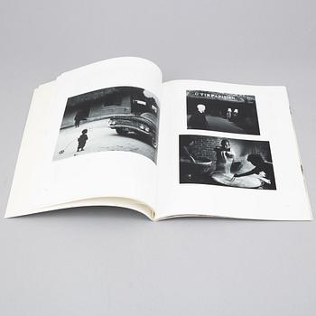 Tiofoto, 2 böcker samt 4 kataloger, några med dedikation.