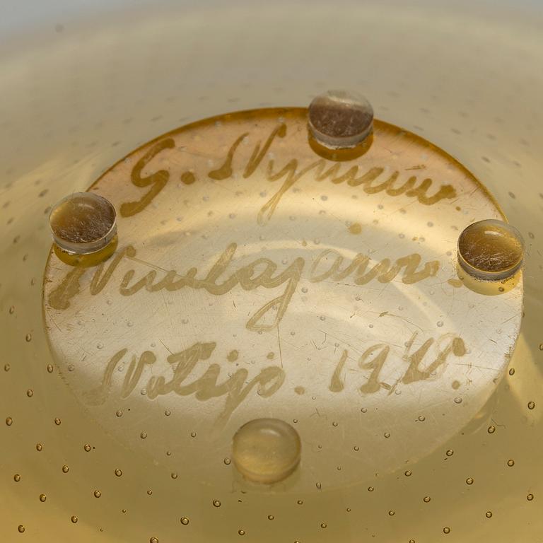 Gunnel Nyman, A glass bowl, model 'GN 11', signed G. Nyman Nuutajärvi Notsjö. Unclear dating.