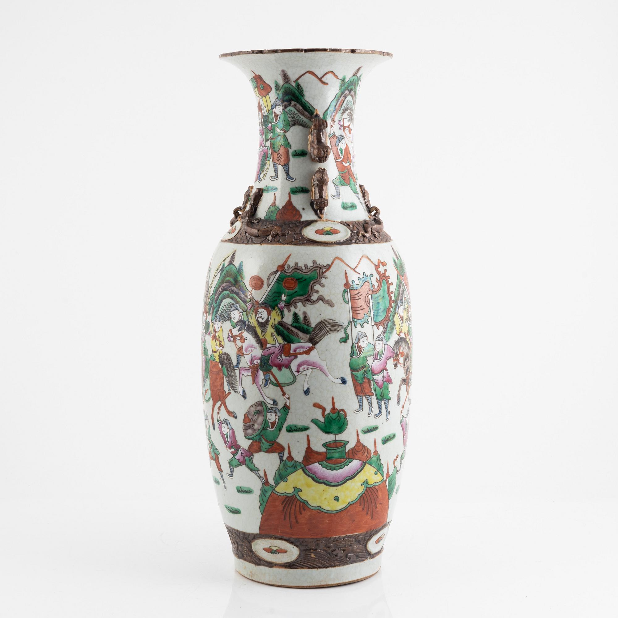 A porcelain floor vase, China, late Qing dynasty/early 20th century.