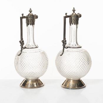 A pair of glass and silver plate decanters, first half of the 20th Century.